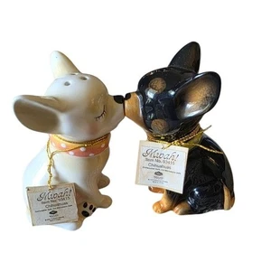 Mwah Chihuahua Kissing Sale e Pepe Shaker Bianco e Nero 2006 Nuovo Con Etichetta - Foto 1 di 5