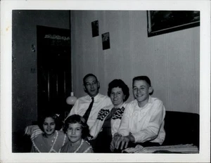 Familienfoto Dez 1963 Fundfoto Vintage - Bild 1 von 2