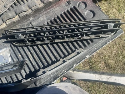 Parachoques delantero Volvo S60 2014-2018 parrilla central inferior OEM 31323859 Foto 1 de 3