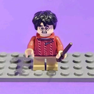Lego Harry Potter Minifigur mit Zauberstab rotes Shirt kurze Beine Zauberstein - Bild 1 von 5