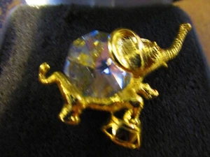 BEAUTIFUL VINTAGE ELEPHANT BROOCH GOLD TONE WITH LG AUSTRIAN CRYSTAL NEW IN BOX - Picture 1 of 2