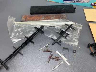 HO Athearn BB 40’ Flat Car Undec Kit con extras HO7010 Foto 1 de 4