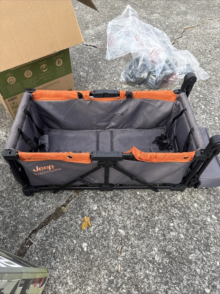 Cochecito todo terreno Jeep Sport de Delta Children gris hoguera Foto 1 de 4