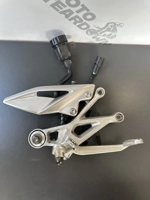 Conjunto de pie derecho Triumph Street Triple 765R S RS reposapiés derecho OEM 2017-19 Foto 1 de 4