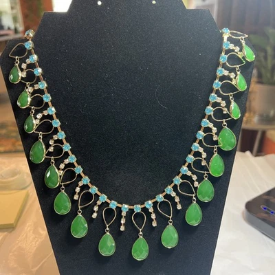 Declaración de cuentas facetadas verdes Serefina Anthropologie pedrería azules y transparentes Foto 1 de 4