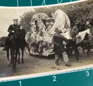 Foto antigua de 2,75 x 4 pulgadas con flores de damas de desfile dibujadas por caballos de 2,75 x 4 pulgadas - Imagen 1 de 11