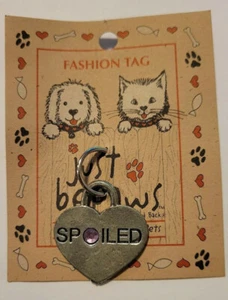 COLLAR DE PERRO ETIQUETA DE PELTRE DE COLECCIÓN CORAZÓN ""MALCRIADO"" POR JUST BEPAWS NUEVO CARDADO - Imagen 1 de 2