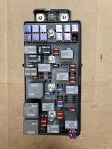 #20822695, 2009-2012 Chevrolet Malibu 2.4L, Fuse Box Under Hood Module OEM #2695 - Picture 1 of 3