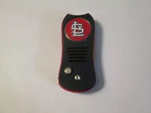 Marcador de pelota de golf de 2 lados St. Louis Cardinals/herramienta Divot Switchfix Switchblade - Imagen 1 de 2
