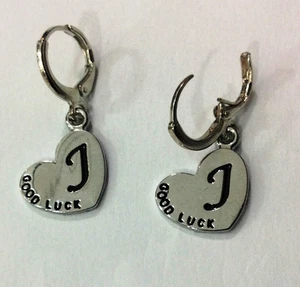 ORECCHINI EARRINGS COPPIA CERCHIETTI COLOR ACCIAIO CIONDOLO LETTERA J GOOD LUCK - Picture 1 of 1