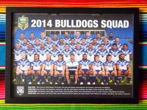 Framed 2014 CANTERBURY BULLDOGS NRL Poster - 84cm x 59.5cm x 3cm - Foto 1 di 2