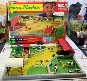 BRITAINS.1:32.FARM.PLAY BASE TRACTOR SHED.PIG STY. SHEEP PEN.TRACTOR.COW.HORSES - Picture 1 of 23