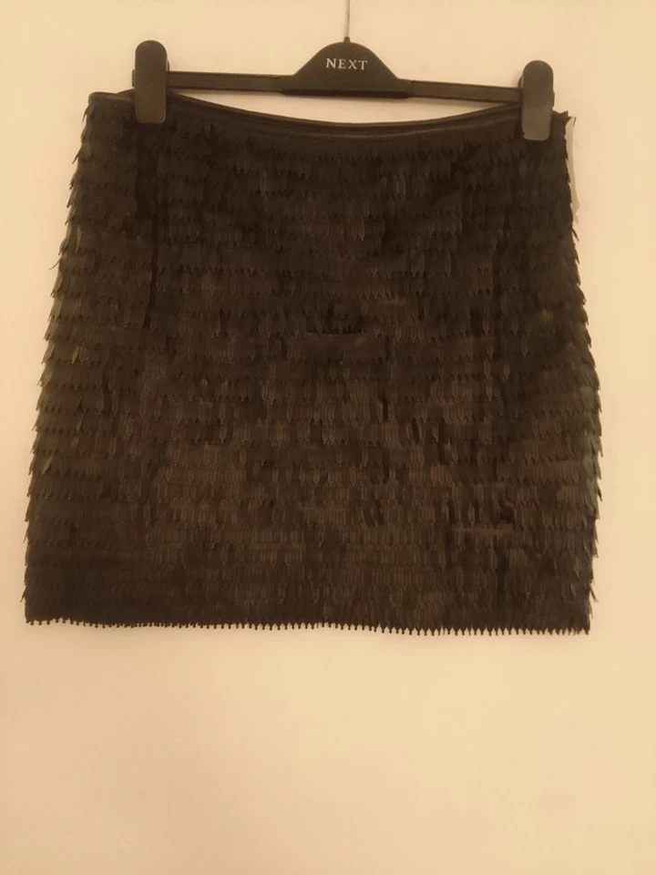 Falda look cuero con flecos negros. Foto 1 de 1