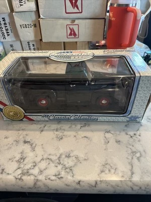 Welly 1953 Ford F-100 Pick Up Truck 1:18 Die Cast Model - Image 1 of 3