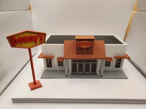 DENNY'S S SCALE BUILDING-DIORAMA - Picture 1 of 4