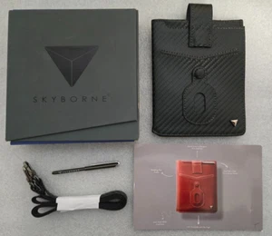 Skyborne iTravel Mini Reisepasshülle mit Stift 6,3/8"x4,3/8" Kohlefaser Stealth - Bild 1 von 5