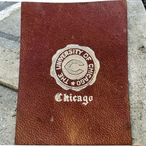 University of Chicago College emblema antico tabacco pelle patch card c1910 - Foto 1 di 5