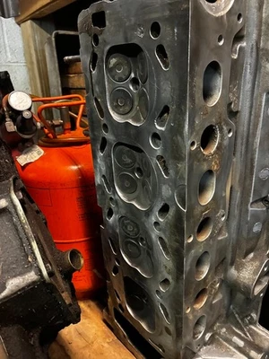 Culata clásica Saab 900 1986-1988 B202 2,0 L no turbo sin tubos de alimentación de aceite Foto 1 de 4