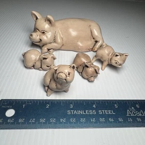 VINTAGE - 1976 - MAMA PIG SOW WITH 4 PIGLETS - Homemade One Has A Small Chip - Picture 1 of 4