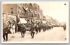 Carte postale WW1 Parade ? Scène de rue occupée soldats militaires (deux trous) RPPC T110