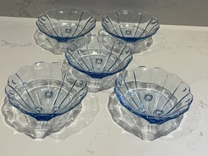 5 x hellblau Muschel Fuß Beerenschalen Schalen Glas sehr guter Zustand Jakobsmuschel Obst Dessert - Bild 1 von 6