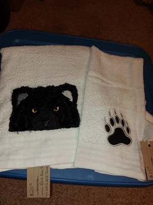 Toalla de baño y toalla de mano con apliques bordados de oso negro con diseño de estampado de pata Foto 1 de 3