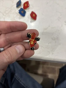 Spilla cappello bavero birra Budweiser Bud Man vintage da collezione Breweriana - Foto 1 di 4