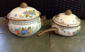 Emaillegeschirr bedeckt Töpfe Pfannen Deckel 2 Quart und 1 Quart Messinggriffe 2er Set Blumen Vintage - Bild 1 von 24