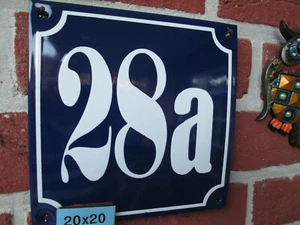 Hausnummer Emaille Nr 28a weisse Zahl auf blauem Hintergrund Mega 20 cm x 20 cm  - Picture 1 of 12