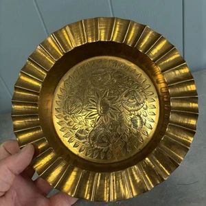 Vintage handbesetzter Messingteller mit floralem Design geriffelter Rand indisch um 1970 - Bild 1 von 10