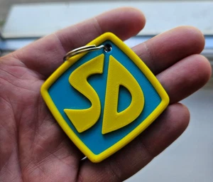 Portachiavi con targhetta per cani stile Scooby Doo | Accessorio cosplay stampato in 3D 6 cm - Foto 1 di 1