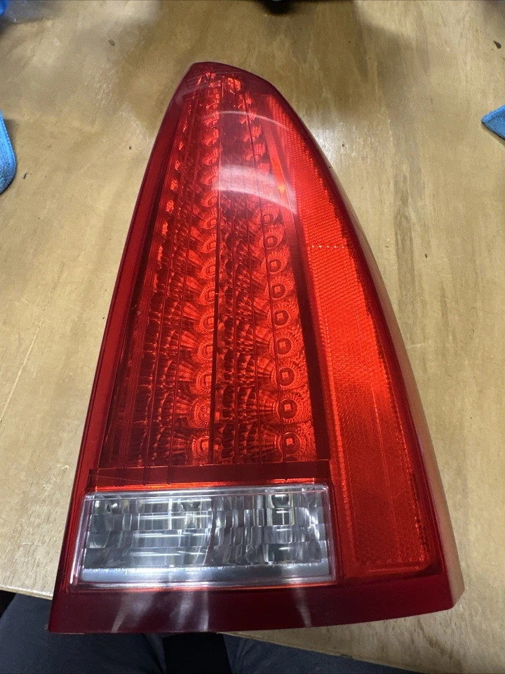 Conjunto de luz trasera derecha Cadillac DTS 2007-2011 15858152 Foto 1 de 4