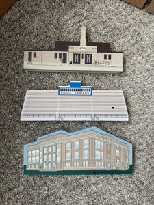 Menge 3 The Cats Meow Village Piqua Ohio Indianer Schule Holz Regal Sitter - Bild 1 von 3