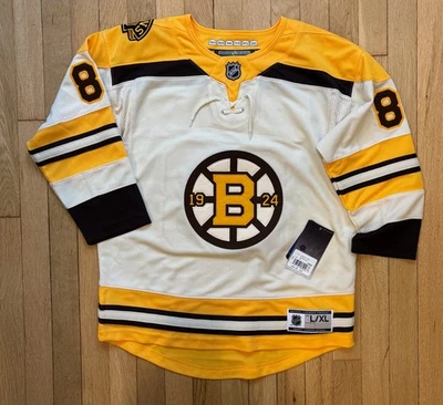 Camiseta deportiva alternativa NHL Youth L/XL Boston Bruins Centennial D Pastrnák #88 Premier Foto 1 de 4