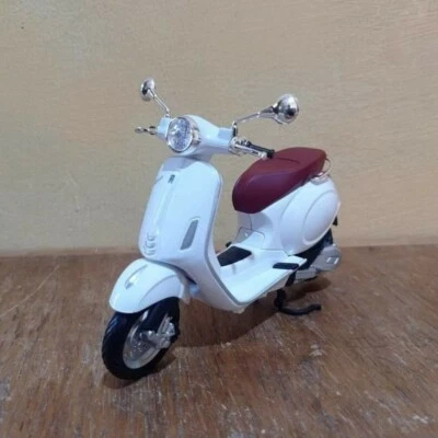 Diecast Motorcycle Vespa Primavera 150 Miniatur White Rare Limited - Image 1 of 4
