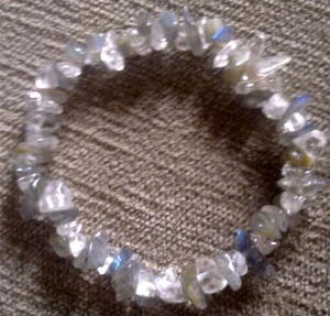 LABRADORITE & CLEAR QUARTZ HEALING CRYSTAL BRACELET - Picture 1 of 1