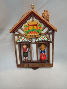 Adorno de Navidad Hallmark 1977 giro sobre Weather House - Imagen 1 de 1