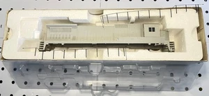 NUR SHELL LESEN HO Atlas Master Series #9000 Dash 8-40B Lokomotive undekoriert - Bild 1 von 15