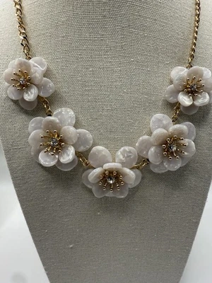 Collar Flor Acrílico Crema Marfil Lilly Pulitzer Nuevo con Etiquetas Precio de venta sugerido por el fabricante $99 Regalo Floral Foto 1 de 4