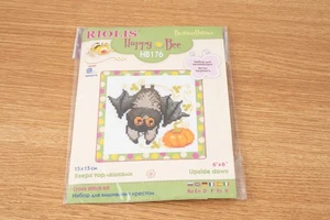 Riolis Upside Down Fledermaus mit Kürbis gezählt Kreuzstich Kit HB176 6” x 6” - Bild 1 von 6
