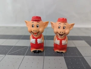 Drei kleine Schweine Figur Kunststoff 2 Stück rot 2 Zoll Vintage - Bild 1 von 7