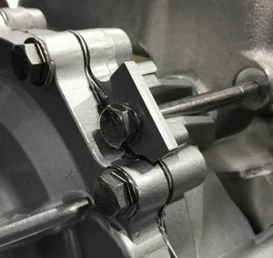 Pontiac Timing Cover to Intake Wedge Spacer w/bolt - Foto 1 di 1