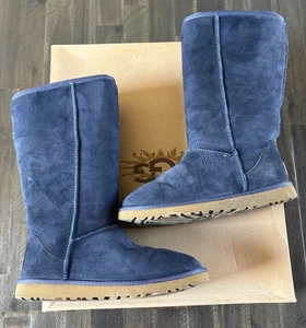 Bota alta UGG Classic para mujer azul marino 8 5815 usada, excelente estado con caja - Imagen 1 de 7