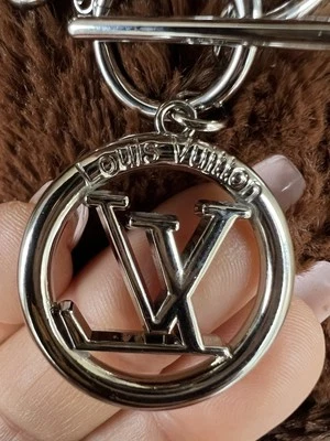Louis Vuitton Cremallera Tirador LV Plata Dije En Cadena de Palanca de Plata Sin Marca Foto 1 de 4