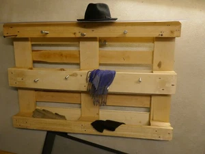 Designgarderobe auf Basis Europalette - Bild 1 von 3