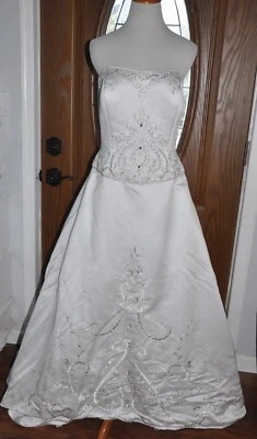 Vestido de novia princesa vintage blanco Oleg Cassini bordado con cuentas sin tirantes  Foto 1 de 4