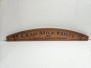 ☘️ Letrero de saludo irlandés tallado en madera Cien mil da la bienvenida a la decoración de la placa ☘️ - Imagen 1 de 9