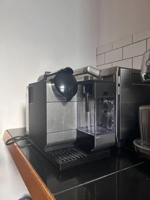 Combo de café y espresso DeLonghi Lattissima Plus EN 520,W - blanco Foto 1 de 4