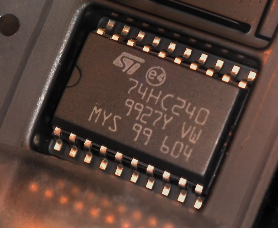 20 x M74HC240RM13TR 74HC240 surface mount octal buffer M74HC240M 74HC240D ST - Image 1 of 1