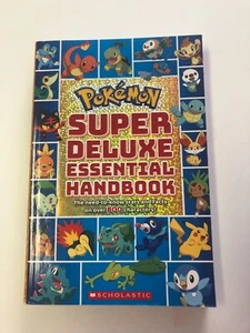 Pokémon Ser.: Super Deluxe Essential Handbook (Pokémon) : The Need-To-Know Stats - Foto 1 di 1